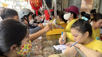 Nơi xếp hàng chờ mua, nơi mua 1 tặng 3 vẫn vắng hoe