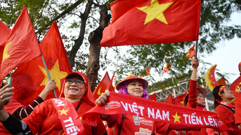 Cổ động viên vượt hàng trăm cây số đi từ sáng sớm cổ vũ tuyển Việt Nam