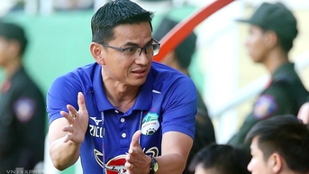 Kiatisuk: 'HAGL dùng nhiều cầu thủ trẻ để bầu Đức đỡ tốn kém'