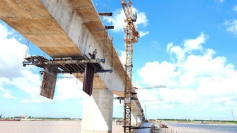Hợp long cầu vượt sông Hồng nối Thái Bình
