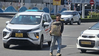 Kẹt xe, tài xế taxi ngại vào sân bay khiến khách mòn mỏi đợi