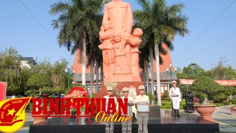 ប៉ូលីស Binh Thuan បានរៀបចំពិធីរាយការណ៍សមិទ្ធិផលជូនពូហូ