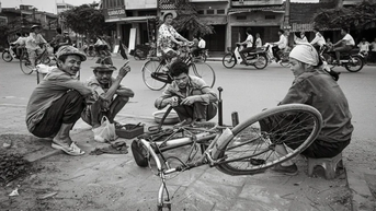 'Hà Nội-Một thời để nhớ' qua ống kính hai nhiếp ảnh gia Lê Bích-Andy Soloman