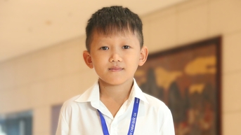 Sinh viên tí hon bị nhầm là trẻ tiểu học: Mồ côi mẹ, đến trường bằng gánh rau của bà