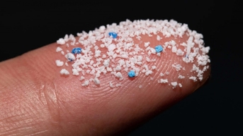 វិធីងាយៗក្នុងការដកមីក្រូប្លាស្ទិកចេញពីទឹកផឹក ប្រជាជនវៀតណាមនៅតែធ្វើវាជារៀងរាល់ថ្ងៃ