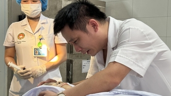Bác sĩ quân y bật khóc, hiến tặng giác mạc của mẹ khi bà qua đời