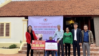 Thanh Hoa ប្រគល់ផ្ទះ និងផ្តល់ជំនួយហិរញ្ញវត្ថុដល់គ្រួសារដែលមានស្ថានភាពលំបាក។