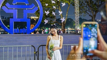 Đêm 10/10, dạo quanh bờ hồ Gươm để cảm nhận rõ sự hân hoan, tự hào ngày Giải phóng Thủ đô