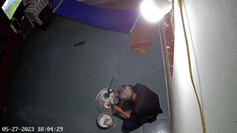 Xem ảnh người cha ăn cơm một mình, dân mạng chỉ muốn về ngay thôi