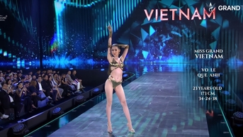 Hoa hậu Quế Anh trình diễn áo tắm gợi cảm, khoe chân với đầm xẻ cao