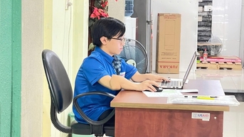 Cậu bé “nhỏ nhắn” nỗ lực vượt lên số phận