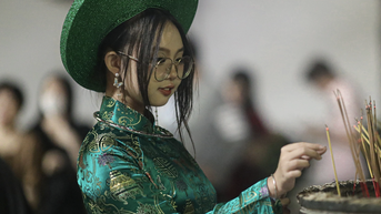 Người dân TPHCM xếp hàng dài chờ gõ chuông chùa đầu năm