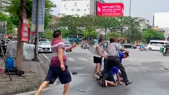 하노이 라디오 및 텔레비전 방송국 기자가 근무 중이던 중 폭행을 가한 2명을 기소했습니다.