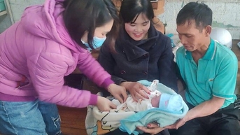 Bé trai gần 1 tháng tuổi bị bỏ rơi giữa trời lạnh