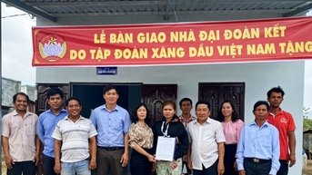 Bàn giao 4 căn nhà Đại đoàn kết cho các hộ nghèo