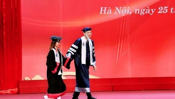 Thầy Hiệu trưởng dắt tay nữ sinh bại não ra sân khấu nhận bằng tốt nghiệp đại học