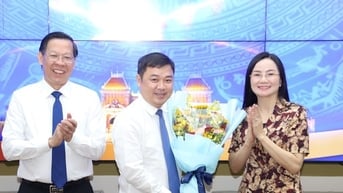 Chủ tịch TPHCM trao quyết định tiếp nhận, bổ nhiệm 6 cán bộ