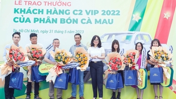 Ca Mau Fertilizer는 우수 고객에게 픽업트럭 7대를 수여했습니다.