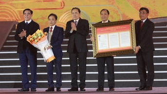 គោរព​ដល់​តារា​វប្បធម៌​ពិភពលោក Le Huu Trac