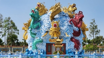 Ngôi chùa có “9 con rồng uốn lượn trên mặt nước” ở Châu Đốc