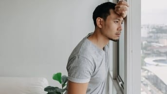 Bắt gặp vợ ngồi cùng khách lạ, tôi bàng hoàng khi thấy gương mặt anh ta