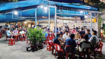 Vị trí ‘độc’, đêm nào cũng kín khách