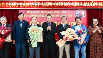 Hội Luật gia Việt Nam trao tặng huy hiệu Đảng cho đảng viên ưu tú