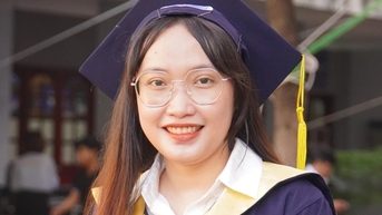 어려움을 극복하고 졸업생 대표로 졸업한 소녀