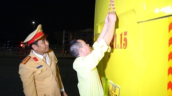 Vì sao CSGT dán phản quang cho hàng trăm phương tiện trên cao tốc?