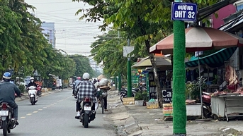 Vẫn quấn cỏ nhựa 'xanh hóa' hàng trăm cột điện