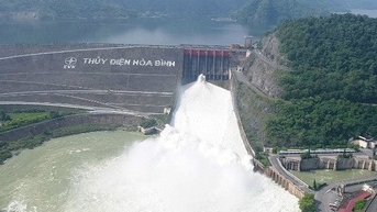 Vừa mở 2 cửa xả đáy trưa nay, thủy điện Hòa Bình tiếp tục được lệnh mở cửa xả đáy thứ 3
