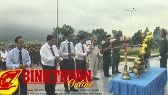 Đại đội 12.7 ly, Trung đoàn 182, Quân khu VI về viếng Nghĩa trang liệt sỹ huyện Tánh Linh