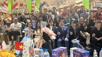 일본 예술가 아키라 이토가 베트남 팬들에게 "모자 위의 용"을 소개합니다.