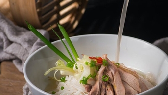 Vì sao ăn phở gà giúp bạn mau khỏi bệnh?