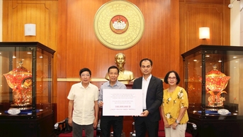 Nghĩa cử cao đẹp hướng về người dân vùng lũ