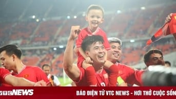 Duy Mạnh, Quang Hải ăn mừng chiến thắng cùng người hâm mộ Việt Nam ở Thái Lan