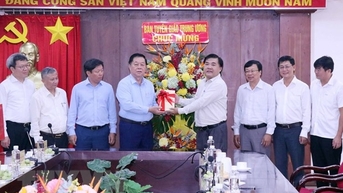 ប្រធាននាយកដ្ឋានឃោសនាមជ្ឈិម លោក Nguyen Trong Nghia មកទស្សនាតំបន់ភាគខាងត្បូងនៃទីភ្នាក់ងារសារព័ត៌មានវៀតណាម