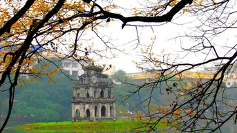 បឹង Hoan Kiem និងប្រាសាទ Ngoc Son គឺជាវិមានជាតិពិសេស។