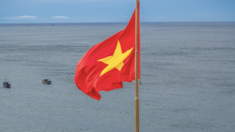 Bay cao giữa trời xanh