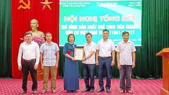 ប្រគល់វិញ្ញាបនបត្រគំរូផលិតកម្មតែសរីរាង្គ ដល់សហករណ៍តែ ញ៉ាតធឹក