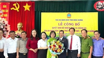 Trao quyết định bổ nhiệm cán bộ của Chánh án TAND Tối cao tại Bình Dương