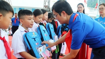 Khai mạc hè, tổ chức lớp dạy bơi miễn phí
