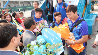 Đội tuyển Việt Nam rạng rỡ về nước, Xuân Son tức tốc được đưa đến VINMEC