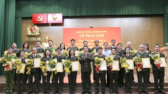 Trao giải Cuộc thi viết chính luận về bảo vệ nền tảng tư tưởng của Đảng năm 2024 trong Công an nhân dân