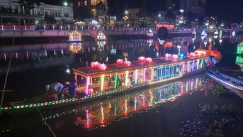 រាត្រីពិធីបុណ្យទន្លេព្រះច័ន្ទដ៏ភ្លឺស្វាង