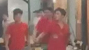 고객을 위협하기 위해 낫을 든 달팽이 식당 직원의 또 다른 장면: 깡패 같은 서비스!