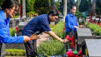 សមាគមមេធាវីវៀតណាម គោរពវិញ្ញាណក្ខន្ធវីរជន និងយុទ្ធជនពលីក្នុងឱកាសថ្ងៃទី ២៧ ខែកក្កដា