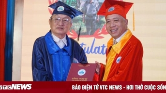 Cụ ông 74 tuổi nhận bằng thạc sĩ kinh tế