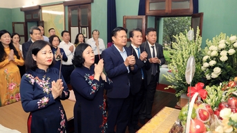 Lãnh đạo Thành phố Hà Nội dâng hương tưởng niệm Chủ tịch Hồ Chí Minh