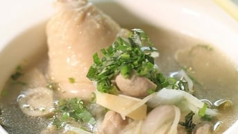 Tác dụng sức khỏe ít ngờ tới của nước luộc gà